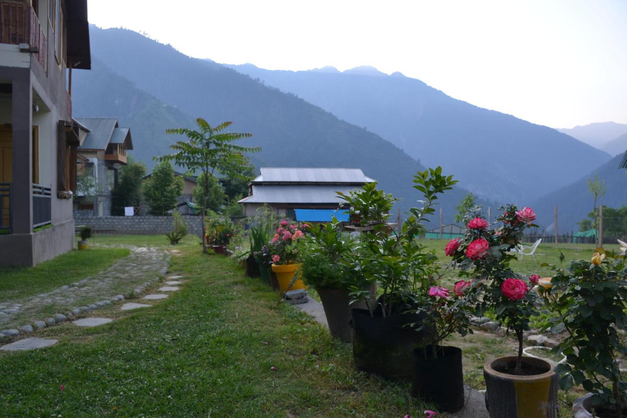 West End Lodges Neelum ภายนอก รูปภาพ