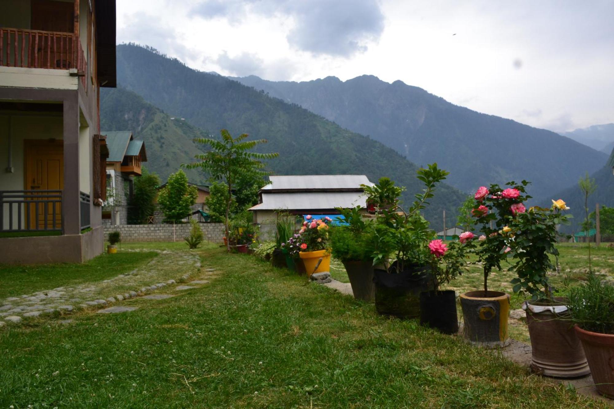 West End Lodges Neelum ภายนอก รูปภาพ