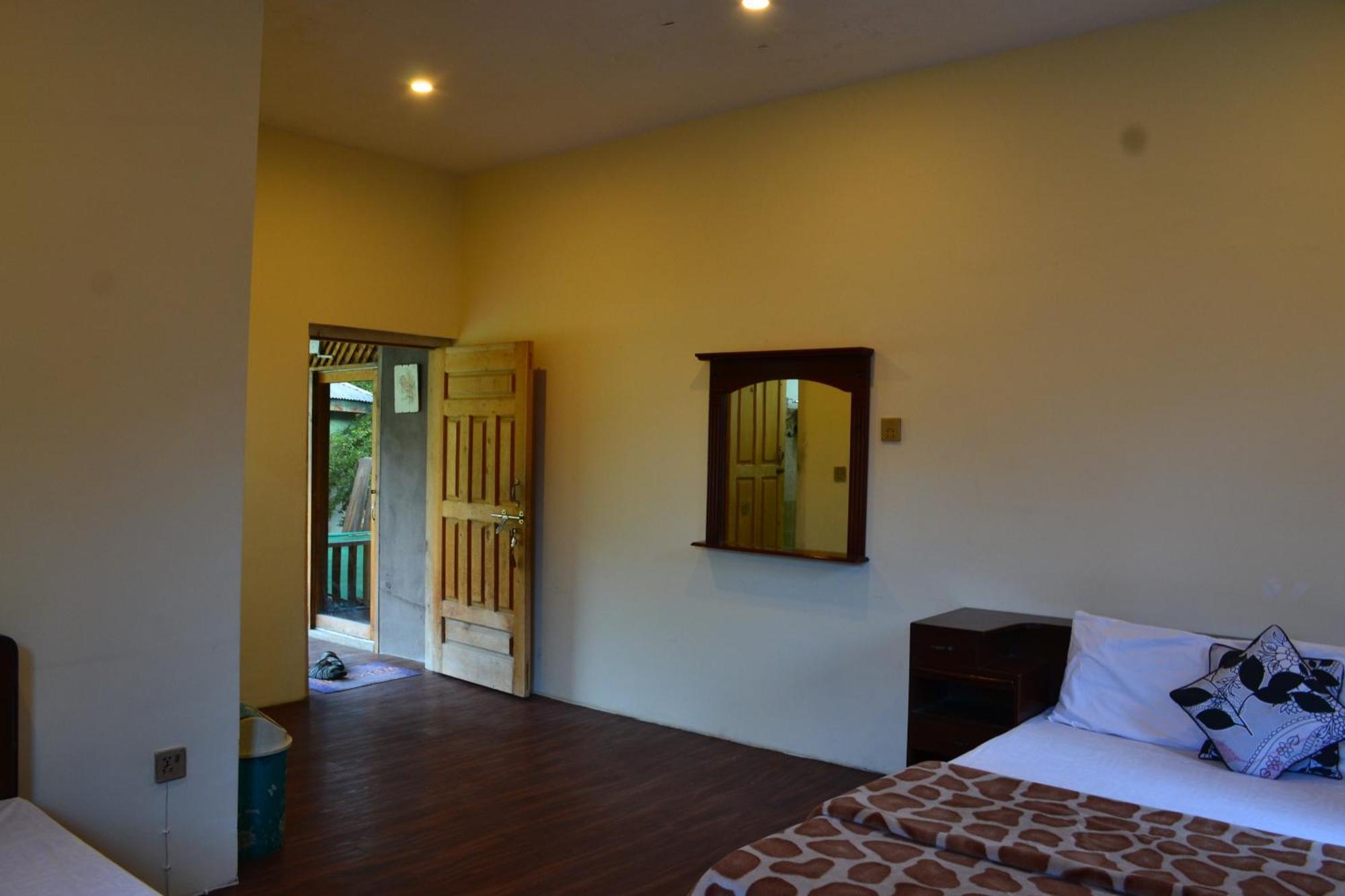 West End Lodges Neelum ภายนอก รูปภาพ