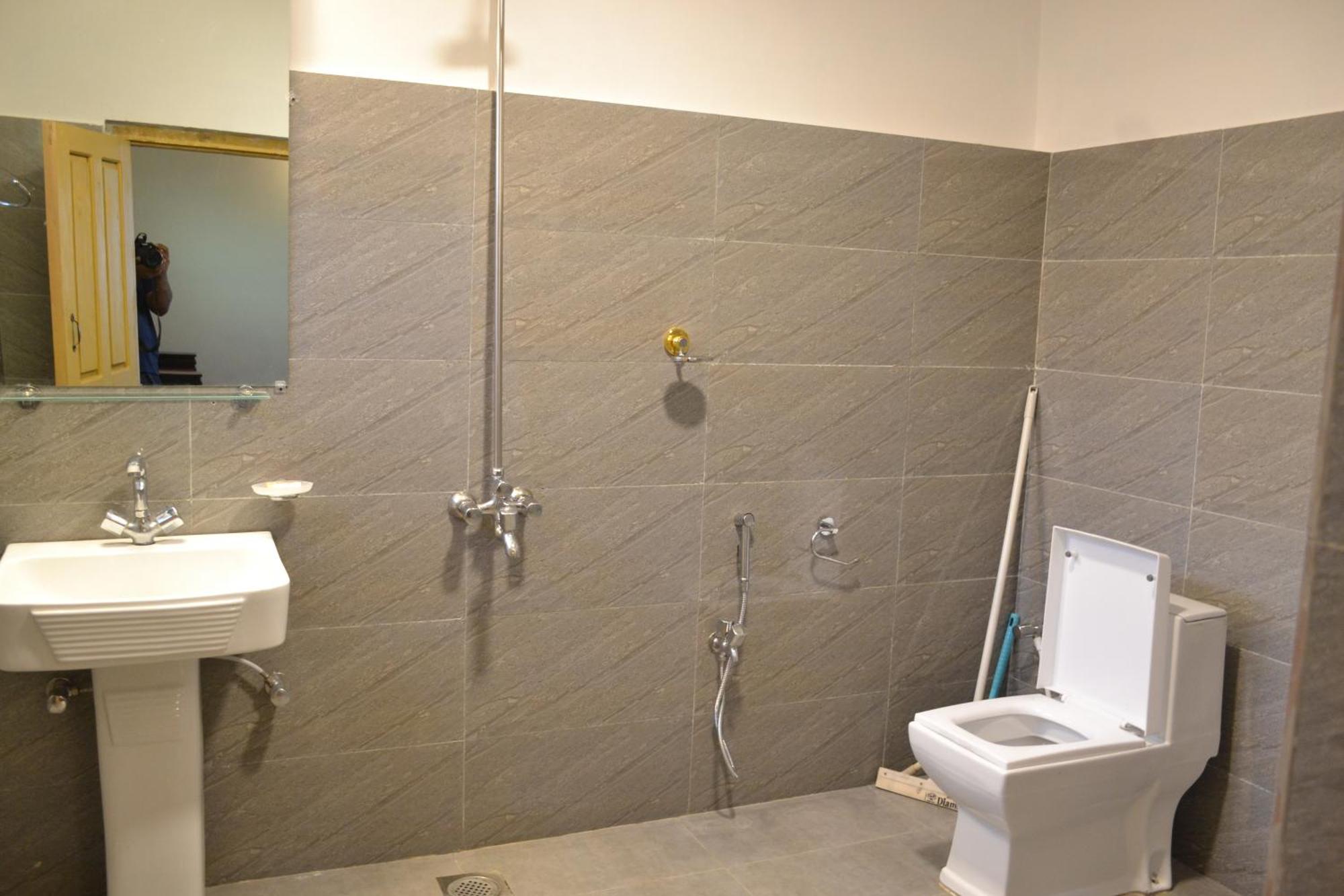 West End Lodges Neelum ภายนอก รูปภาพ