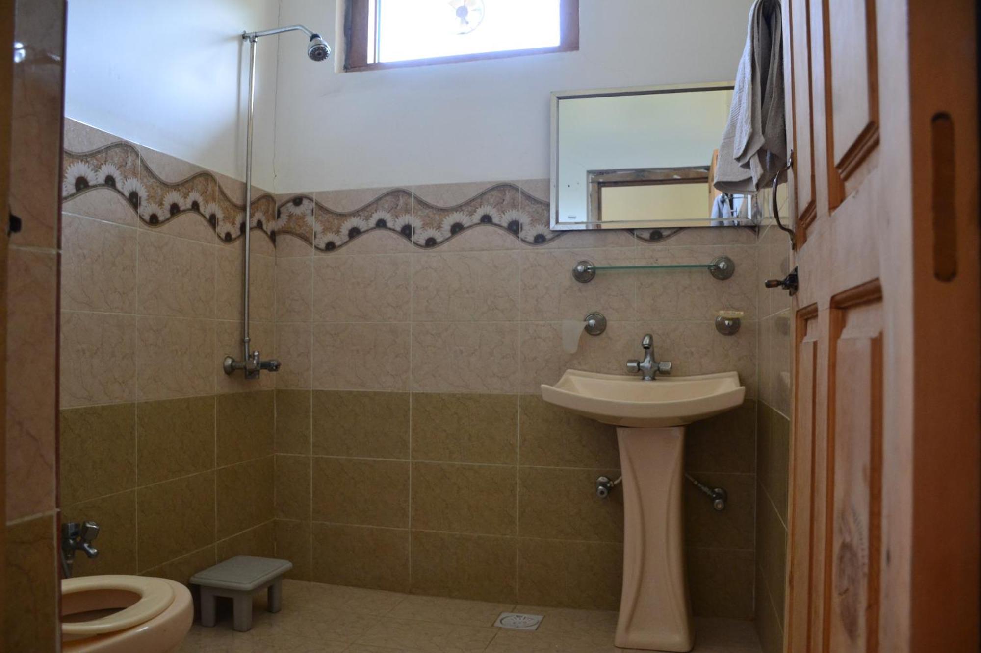 West End Lodges Neelum ภายนอก รูปภาพ