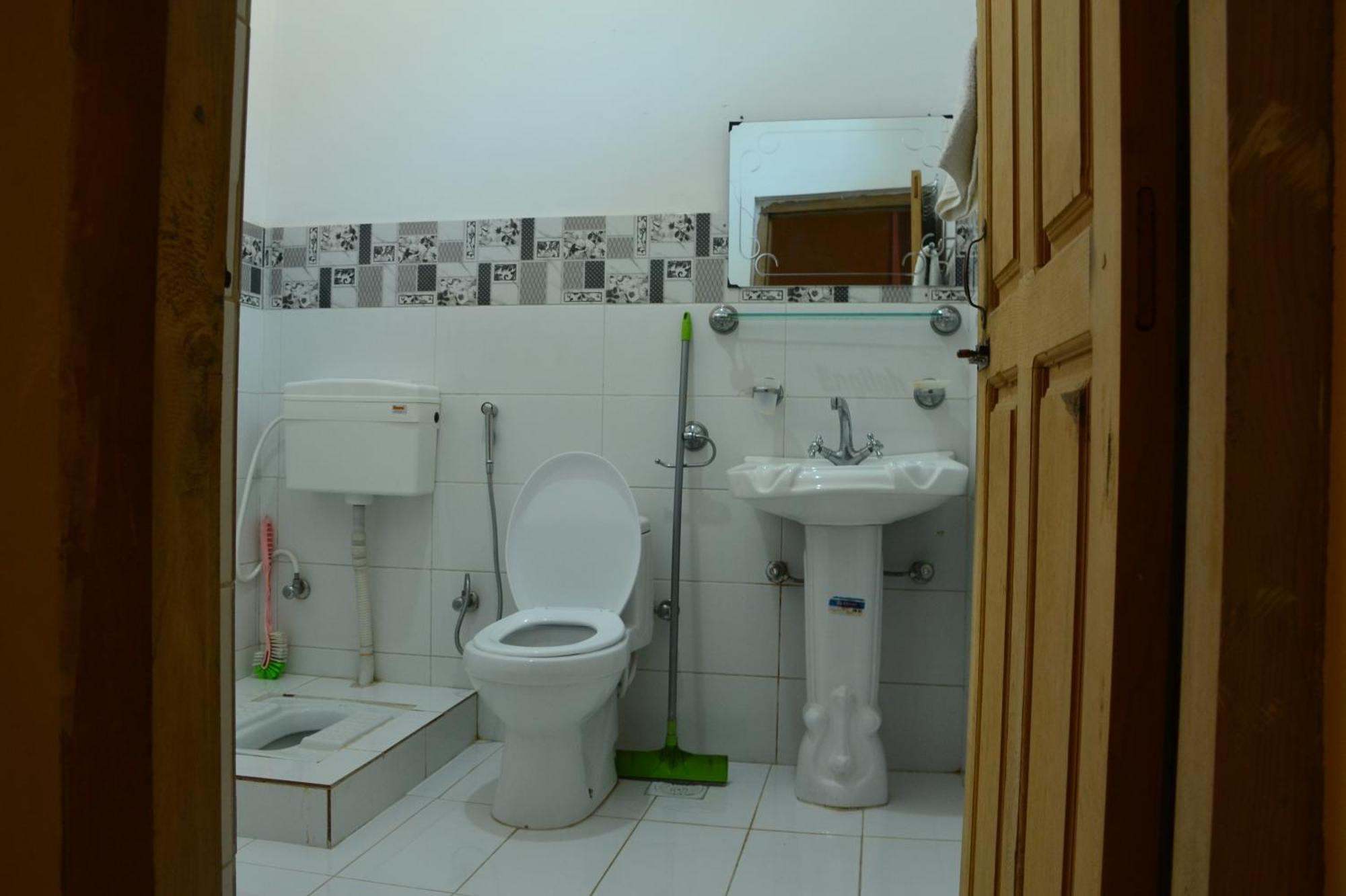West End Lodges Neelum ภายนอก รูปภาพ