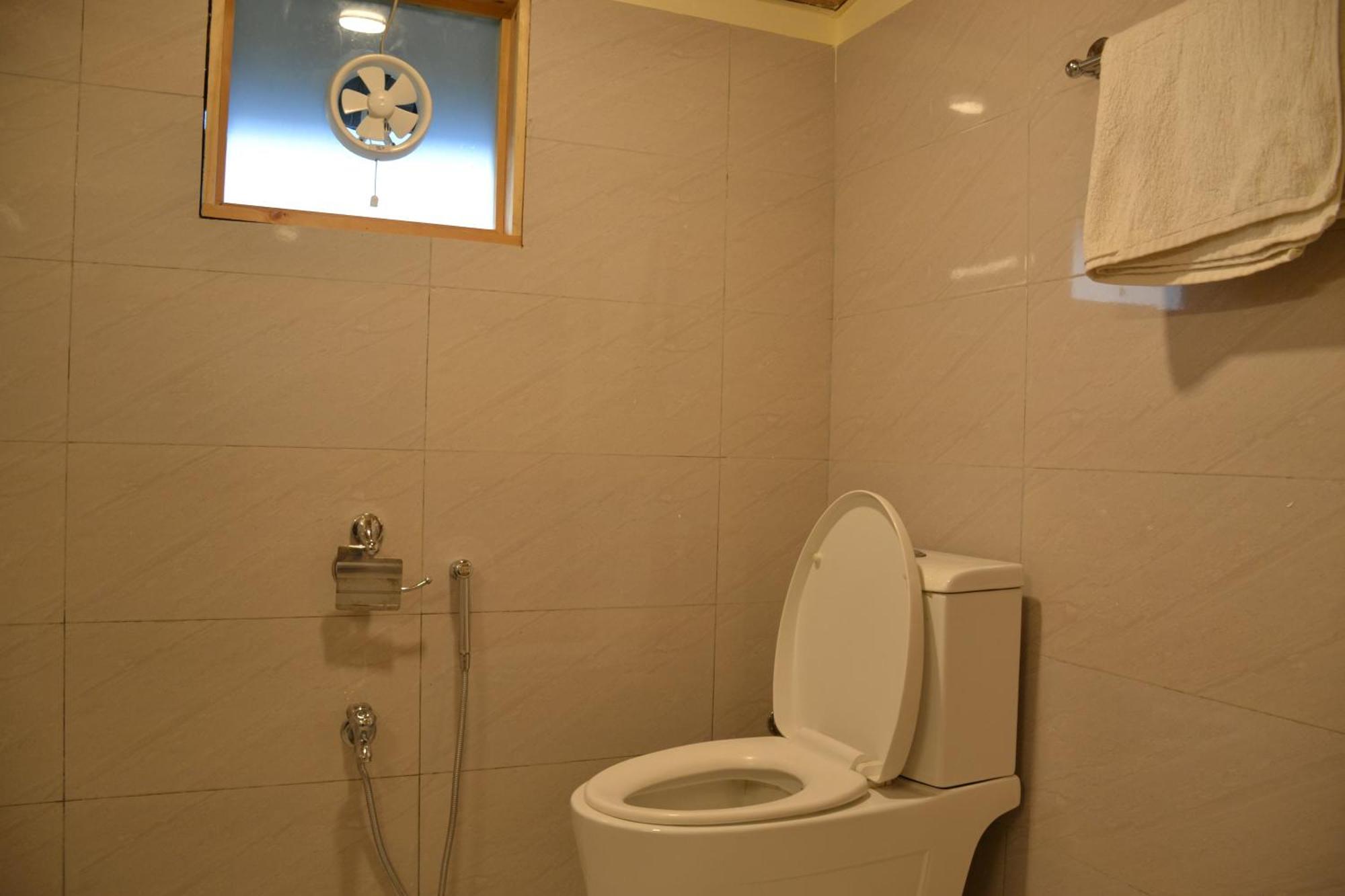 West End Lodges Neelum ภายนอก รูปภาพ